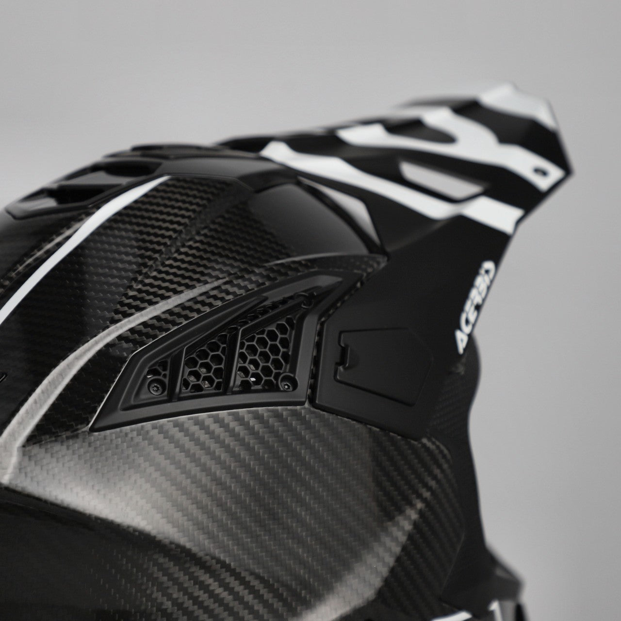 AIRSTRIKE-C CARBON HELMET BLACK/WHITE 315