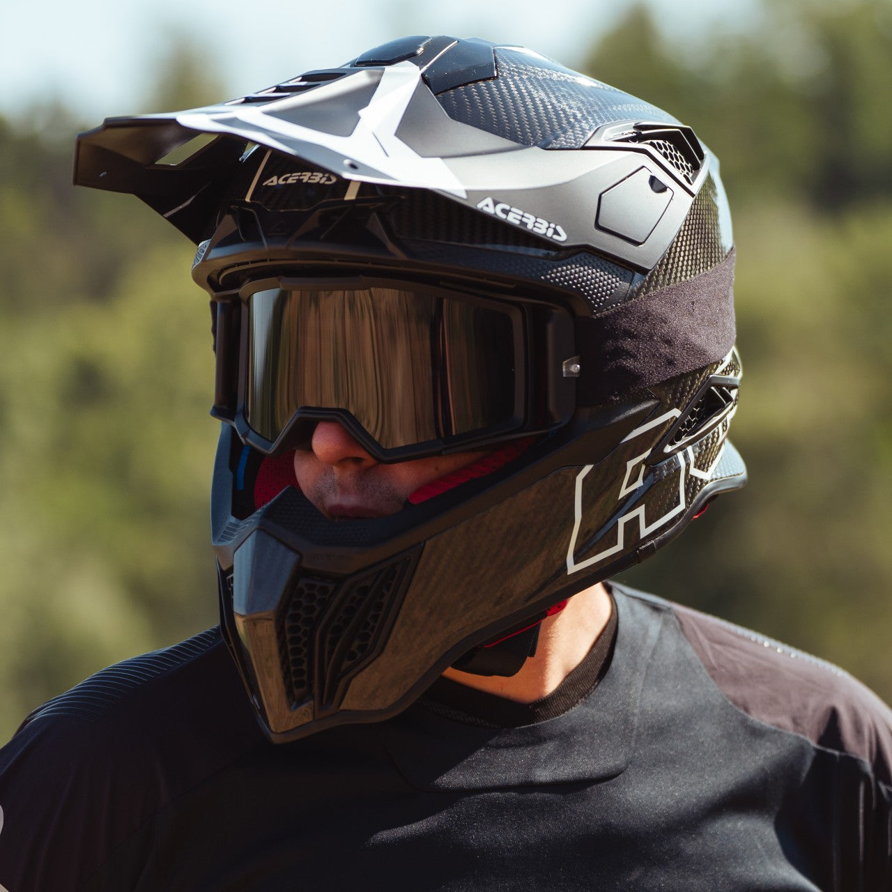 AIRSTRIKE-C CARBON HELMET BLACK/WHITE 315